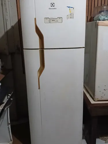 Vendo geladeira com avaria, não gela , está sem gás interessados valor 100 reais