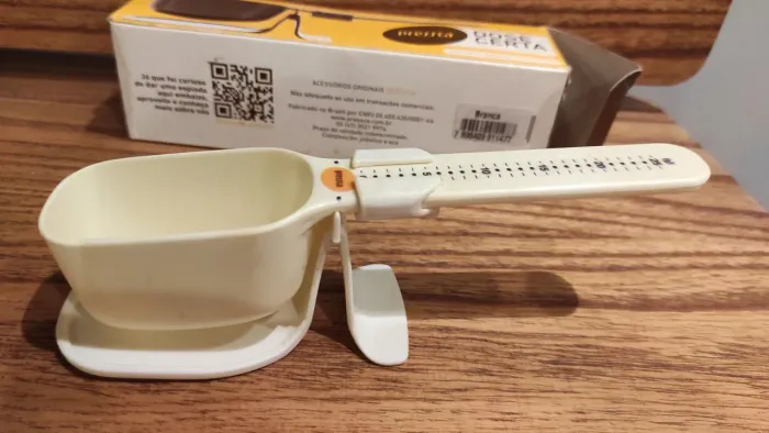 Colher medidora para cafés ou chá com suporte.