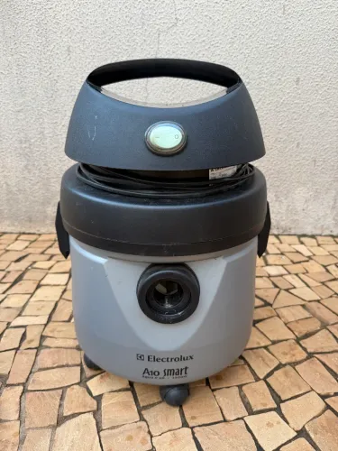 Aspirador de Pó e Água Electrolux A10 220V Aspira Sólidos e Líquidos