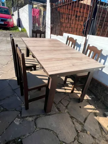 Vendo mesa com 5 cadeiras 