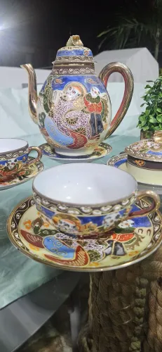 Vendo conjunto de bule com xícaras. Produto de antiguidade