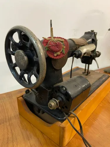 Máquina de Costura Antiga Singer - Vintage / Decoração ou Uso