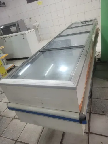 Móveis e equipamentos para supermercado.