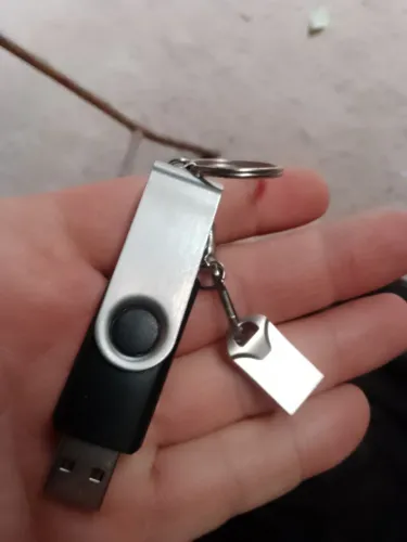 Dois pendrive 4 e 8 gigas