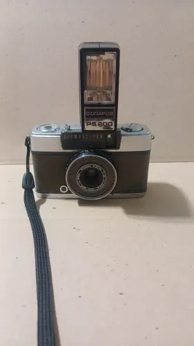 Câmera fotográfica olympus-pen antiga relíquia 