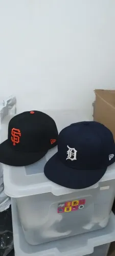 2 bonés.new era modelo fechado