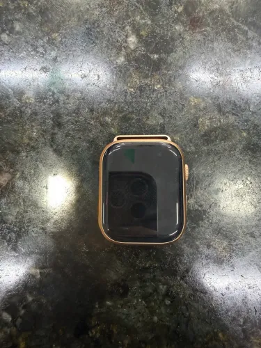 Relógio acompanha pulseira e carregador