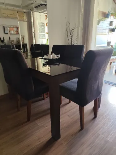Mesa de jantar com 5 cadeiras e aparador