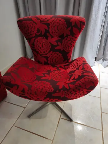 Poltrona para sala e aparador com puffs