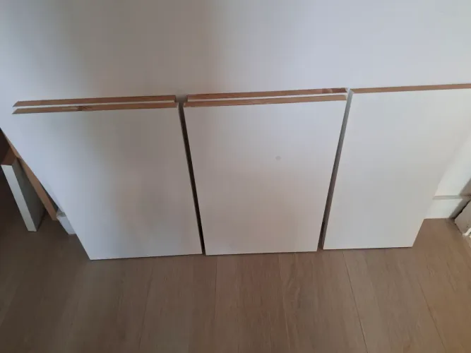 Prateleiras de MDF de 2,5 cm de espessura. São 4 medindo 52 cm x 35 e uma 52 cm x 28 cm.