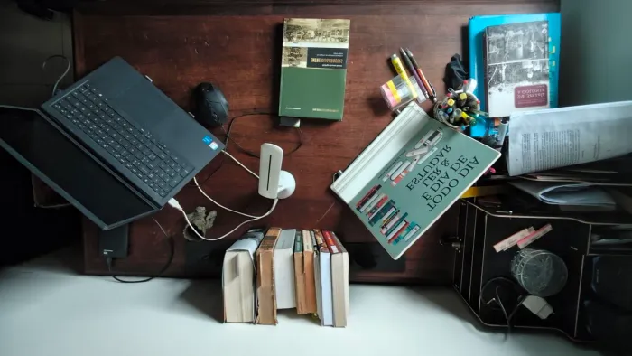 Escrivaninha de madeira maciça 