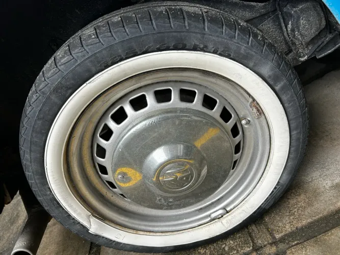 Vendo jogo de rodas aro 15 fusca + calotas+faixa branca