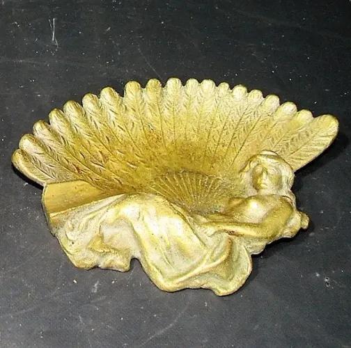 Antigo cinzeiro em bronze maciçodourado representando Figura feminina com leque*