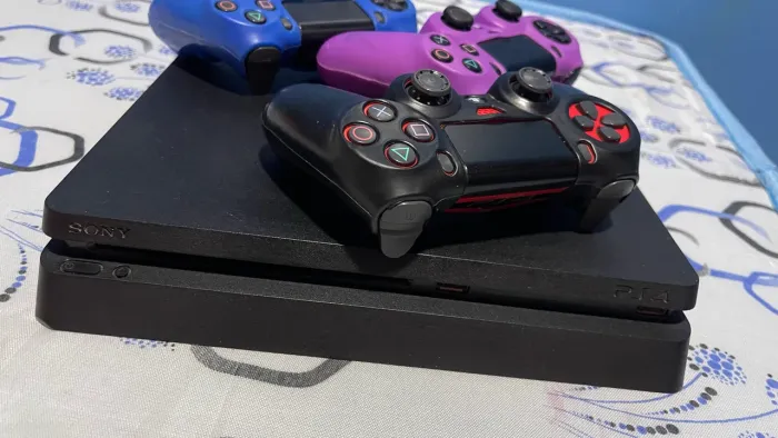 Ps4 slim 1tb com mais de 20 jogos+ 3 controles