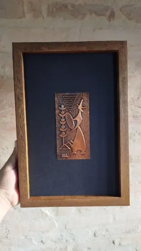 Antiga placa de cobre cinzelada, emoldurada com madeira, retratando colheita de café, 1970
