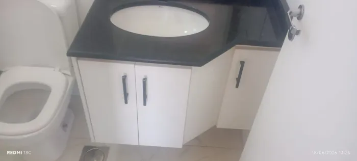 Vendo pia para banheiro só tenho a pia sem o armário já vem com a torneira.