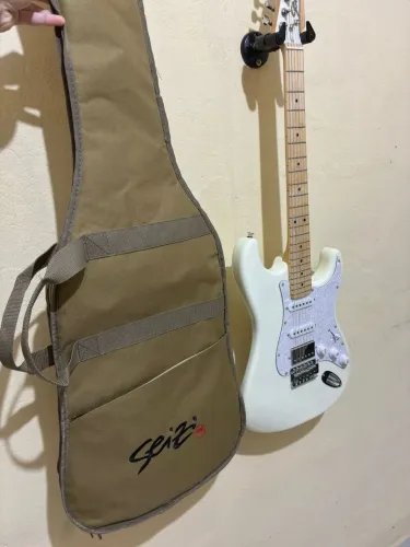 Guitarra Seizi Katana seminova + Case ?