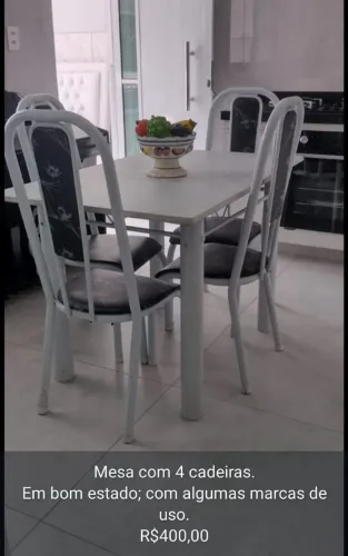 Mesa com 4 cadeiras.