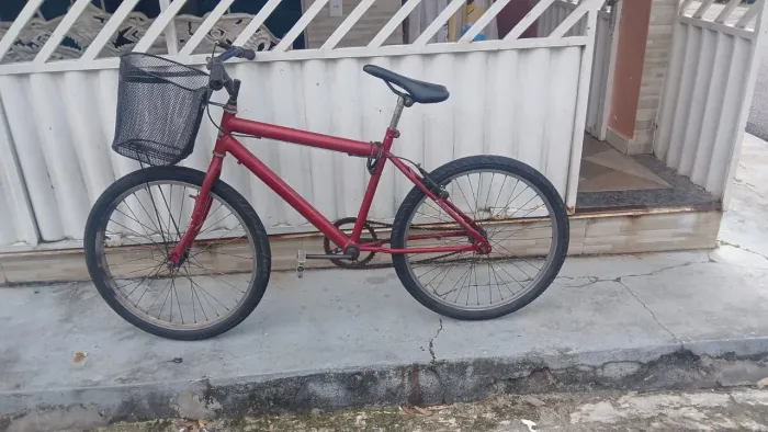 Bicicleta moderna super leve com cesta perfeita pronta para ir à feira supermercados etc.
