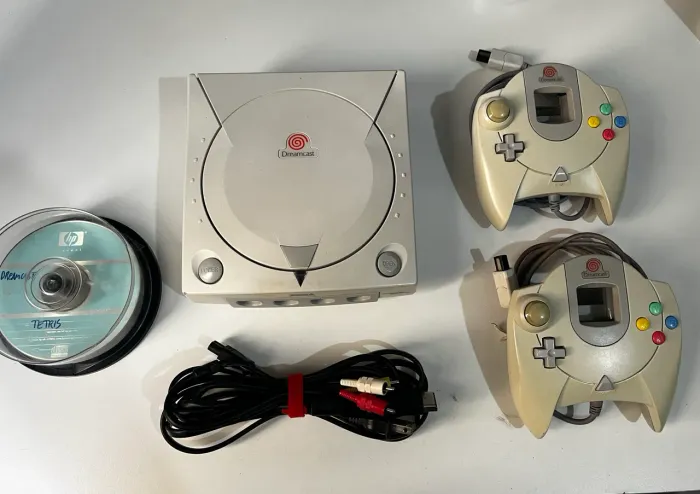 Dreamcast com 2 controles e 14 jogos