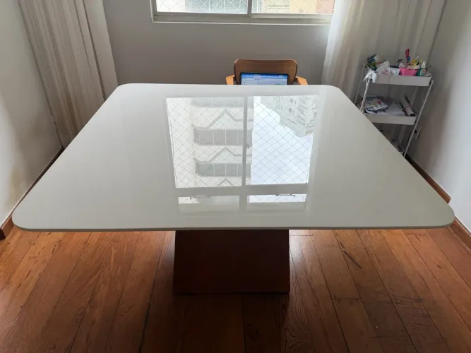 Mesa quadrada com 6 cadeiras