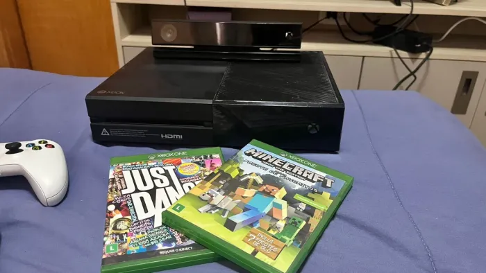 Console Xbox One com 2 controles + Kinect