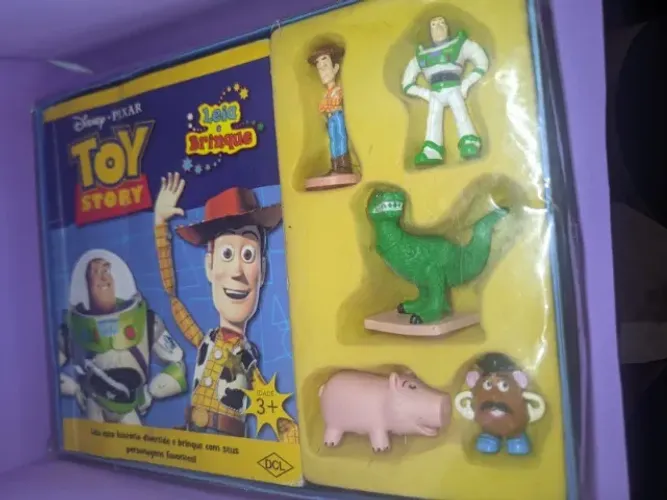 Livro Infantil + Miniaturas Toy Story - Coleção Leia e Brinque (DCL)