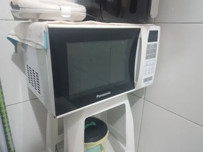 VENDE-SE MICROONDAS PANASONIC 220V -12 L