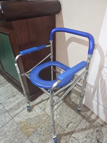 Cadeira higiênica ajustável pratica