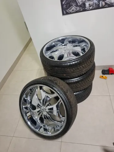 Vendo jogo de rodas cromada aro24 275/30/R24 Pneus tudo 70% + tem detalhes de uso 7000$