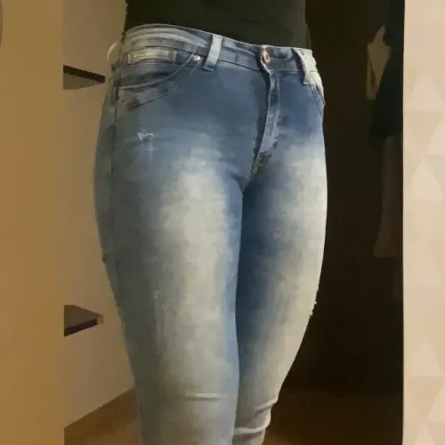 Calça jeans skinny com pequenos rasgos