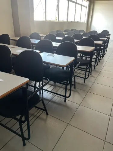 Cadeira universitária preta com prancheta escola curso cursinho auditório