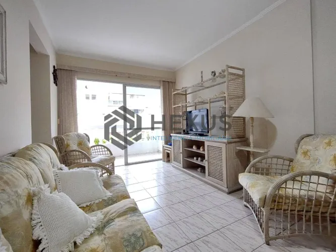 Apartamento com varanda na Praia da Enseada, Guaruja