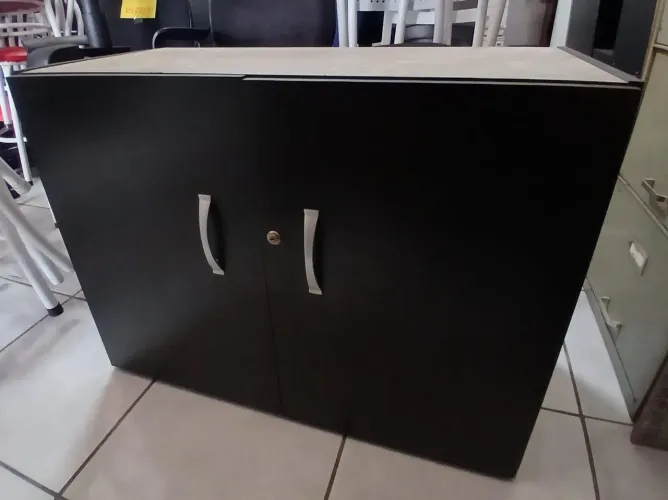 Armário para escritório em MDF semi-novo conservado