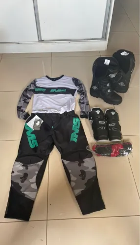 Kit motocross infantil nunca usado 