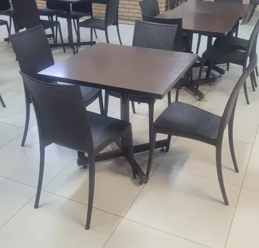 Mesa quadrada com 4 cadeiras da marca Tramontina