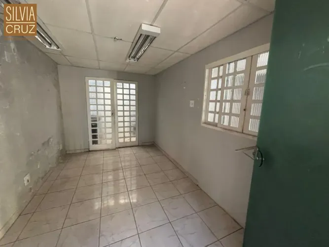 Imóvel com localização privilegiada para negócios e serviços. Ideal para Investidores! Ref