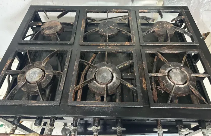 Vendo fogão industrial 6 bocas tripla chama com forno