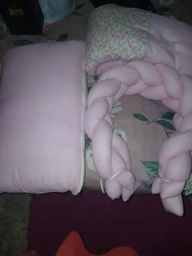 Vendo kit de berço de menina , se vc estiver interessado entre em contato .