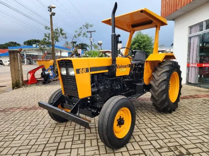 Trator Agrícola Valmet 68 4x2 (Simples), Ano 1985, com Direção Hidráulica.