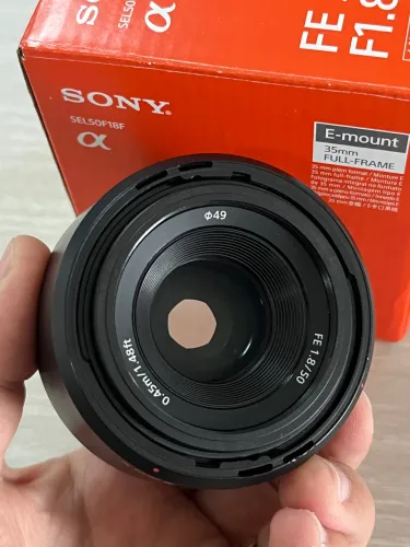 Lente Sony FE 50mm f/1.8 (SEL50F18F) Full Frame - Estado de Nova