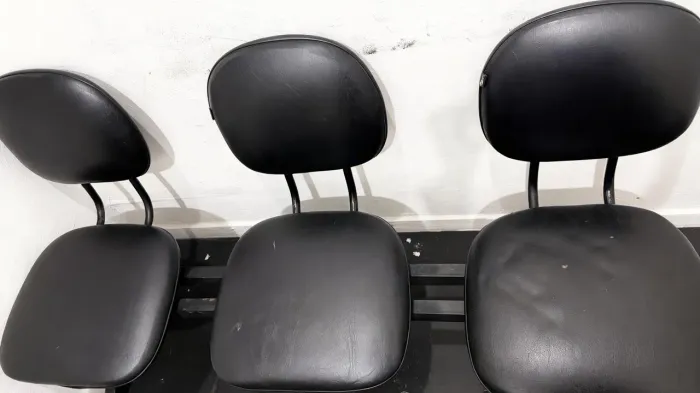 POLTRONAS E CADEIRA LONGARINA