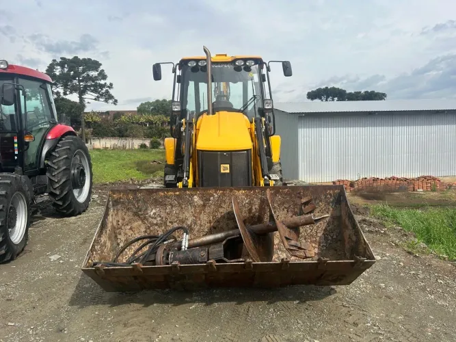 Retroescavadeira JCB 3CX 2024, com 1200hs!