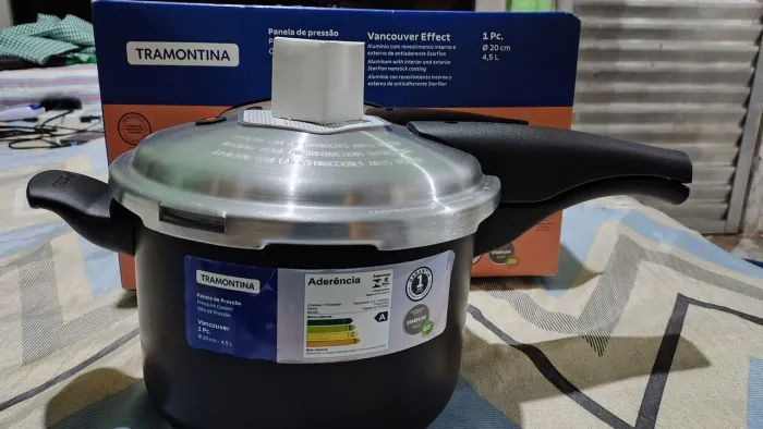 Panela de pressão Tramontina nova nuca foi usada tô vendendo pó 200 reais 4,5 litro