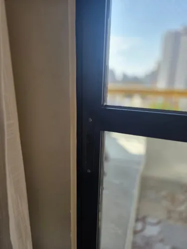 Porta vidro com estrutura de alumínio
