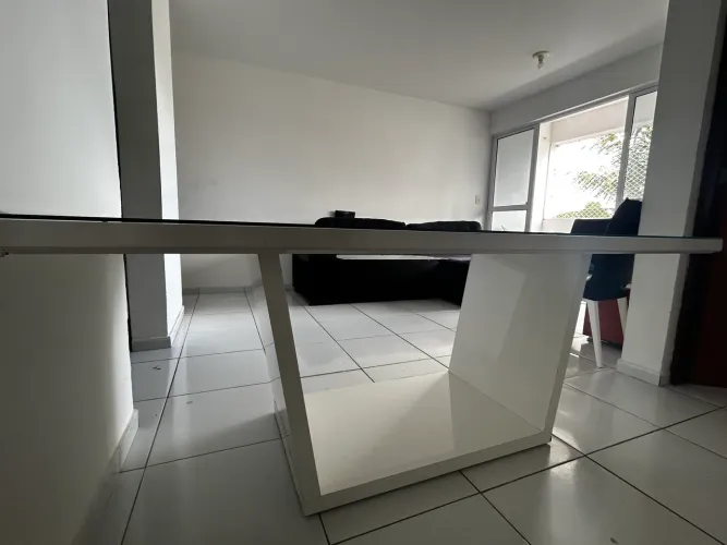 Mesa de Design Sofisticado com Tampo em Vidro Temperado e Base Geométrica | Ideal para 8 P