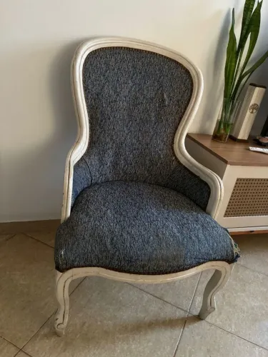 Vendo cadeira com design atemporal