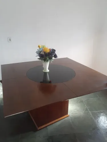 Vendo  linda  mesa de madeira   IMBUIA. 