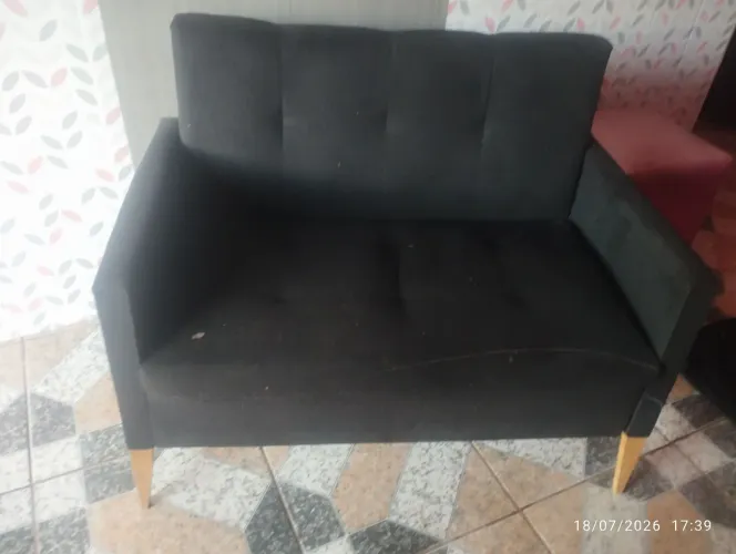 1 sofá de dois lugares e 2 puffs