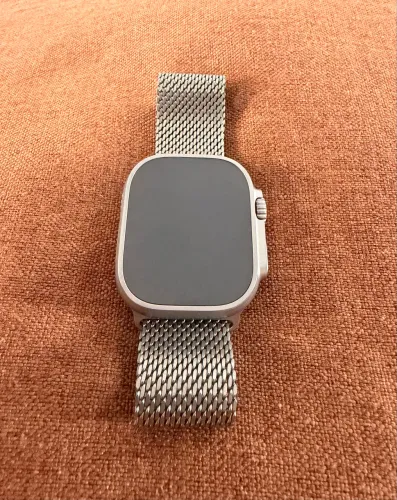 Apple Watch Ultra 3 49mm Natural Titanium Milanese Loop.